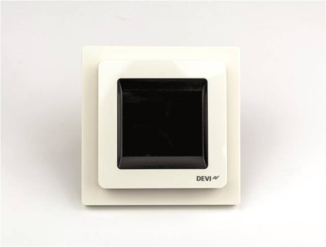 Ein weiß-schwarzes wandmontiertes Thermostat mit dem Markennamen 
