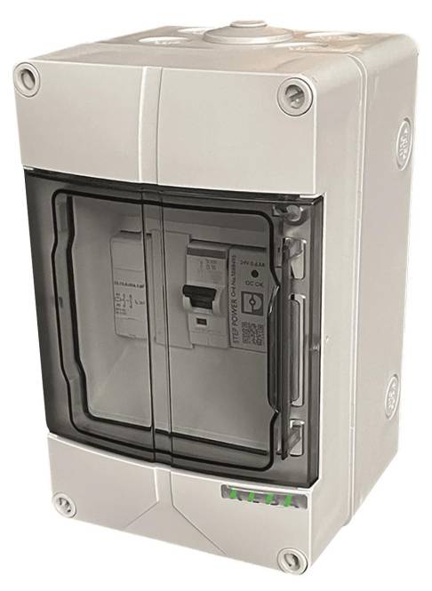 Ein schwarz-rotes Rucksack-Style-Werkzeugtasche mit verschiedenen Werkzeugen, darunter Schraubendreher, Zangen und ein Hammer, ordentlich angeordnet im Inneren.