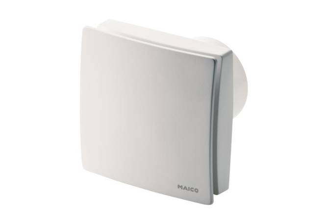 Ein weißer quadratischer Lüftungsventilator von Maico mit minimalistischem Design, gezeigt aus einer leicht abgewinkelten Seitenansicht.