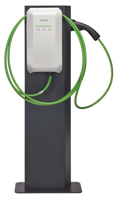 Ladestation für Elektrofahrzeuge mit einem grünen Kabel, das um einen schwarzen Ständer aufgewickelt ist und einsatzbereit ist.