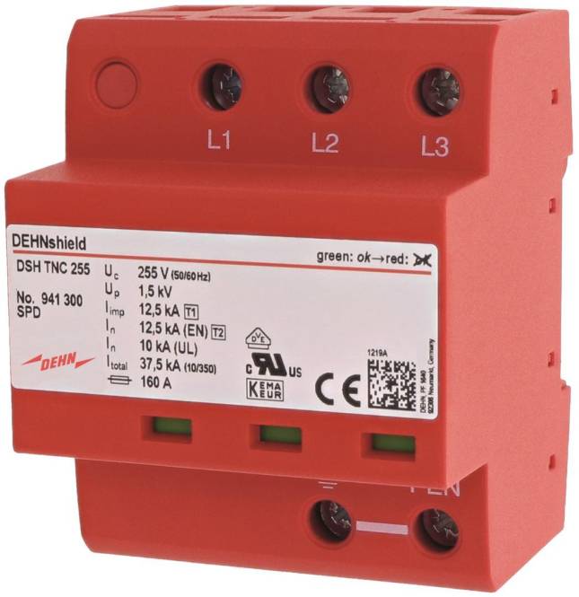 Ein rotes DEHNshield-Überspannungsschutzgerät mit drei beschrifteten Bereichen (L1, L2, L3). Zeigt Spezifikationen wie „255 V, 1,5 kV