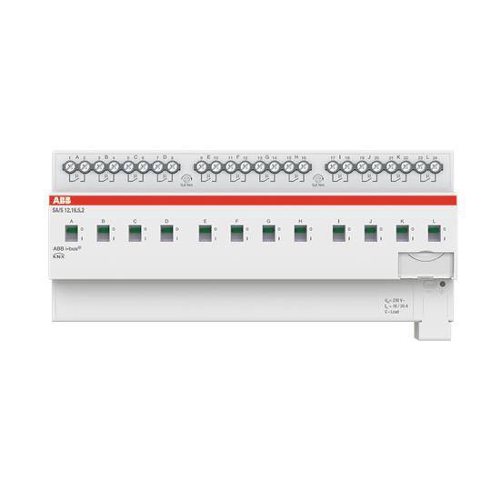 Ein Dyson Airblade Händetrockner, der auf einem vertikalen metallischen Ständer montiert ist.