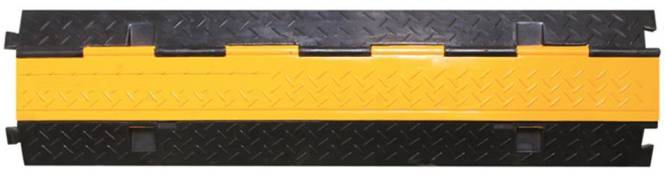 Schwarzer und gelber Gummi-Rampe mit einer Rautenplattenstruktur.