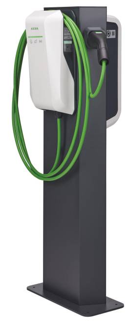 Ladestation für Elektrofahrzeuge mit einem grünen Kabel, das um die Halterung gewickelt ist.