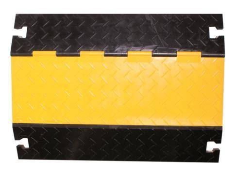 Ein Elektroschrankfeld mit mehreren Leistungsschaltern mit gekennzeichneten Kabeln, die verbunden sind, zeigt eine Stromverteilungsanlage.