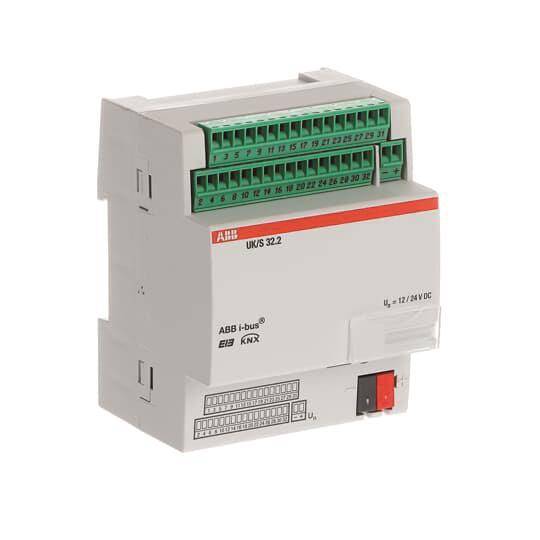 „ABB i-bus KNX UK/S 32.2 Gerät für Hausautomationssysteme; mit Ein-/Ausgabeanschlüssen, einem roten Schalter und beschrifteten Bereichen.