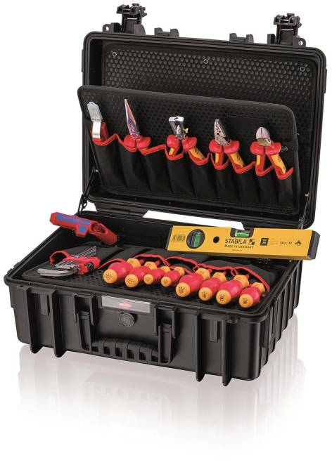 Ein offener schwarzer Werkzeugkoffer zeigt verschiedene isolierte Handwerkzeuge, darunter Zangen, Schneidewerkzeuge und Schraubendreher, ordentlich in Fächern angeordnet.