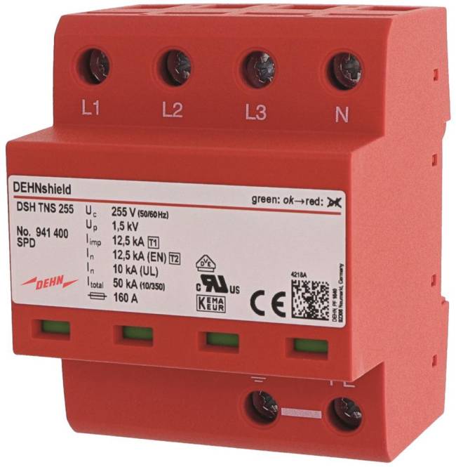 Ein weißer Elektroschrankschrank mit einer teilweise offenen Tür, die graue Schlitze und Paneele im Inneren zeigt.