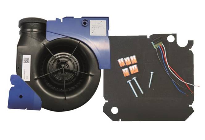 Ein schwarz-blauer Zentrifugalgebläse in einem Gehäuse mit sichtbarer Verdrahtung. Begleitet von orangefarbenen Steckverbindern und zwei langen Schrauben.