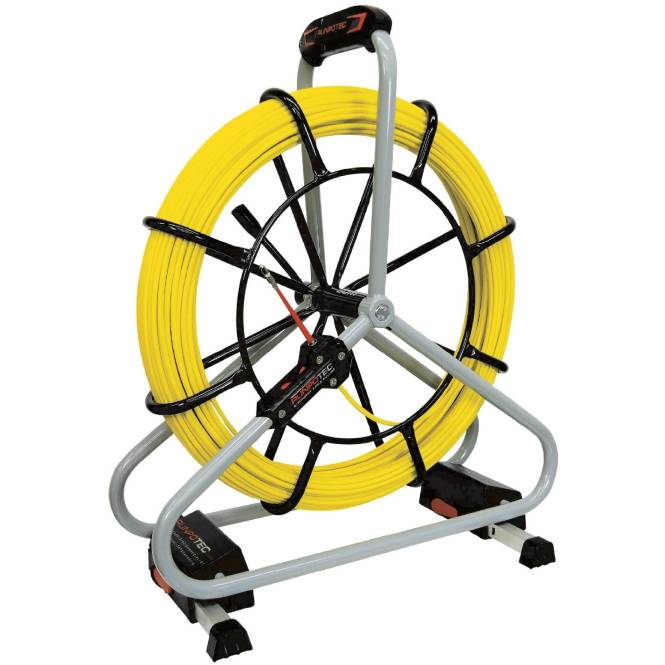 Ein aufgerolltes gelbes Kabel auf einem Metallwagen mit Griff und Basis, das für einfachen Transport und Lagerung ausgelegt ist.