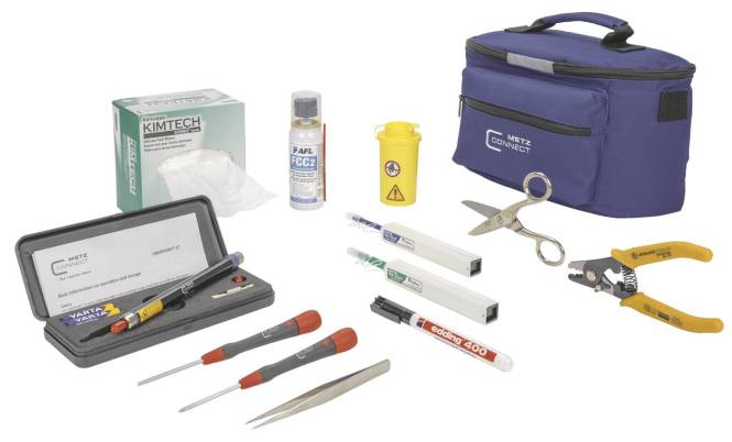 Ein Glasfaser-Reinigungsset bestehend aus einem blauen Transportkoffer, einer Schere, Reinigungsflüssigkeit, Reinigungstüchern, einem gelben Entsorgungsbehälter und Reinigungswerkzeugen.