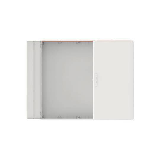 Ein minimalistischer, rechteckiger Schiebetürenschrank mit einer teilweise geöffneten Tür, die einen leeren grauen Innenraum zeigt.