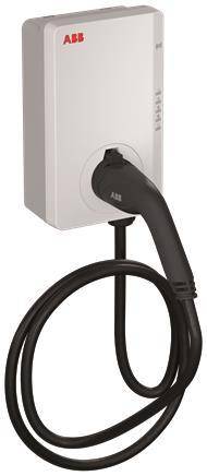 Ein schwarzer ABB-Elektrofahrzeug-Ladestecker ist mit einer weißen wandmontierten Ladestation verbunden, wobei das Kabel darunter aufgerollt ist.