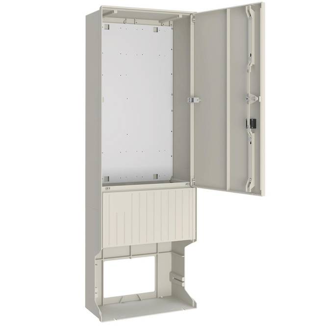 Ein offener, beiger Elektroschrank mit leerem Innenraum, Tür angelehnt, zeigt Scharniere und Verschlussmechanismus.