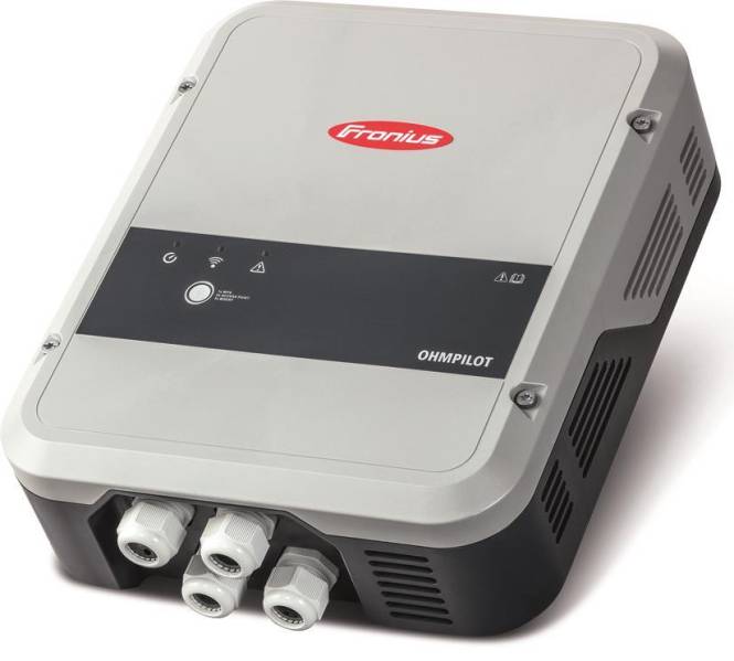 Ein graues Fronius Ohmpilot-Gerät mit rotem Logo und drei Anschlüssen, das zur Optimierung des Eigenverbrauchs von Solarenergie verwendet wird.