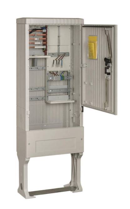 Ein offener elektrischer Schrank mit Verdrahtung und Schaltkomponenten, mit einem Anleitungsblatt an der Innenseite der Tür.