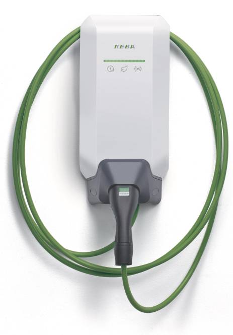 Ladestation für Elektrofahrzeuge mit angeschlossenem grünem Kabel, was Betriebsbereitschaft anzeigt.