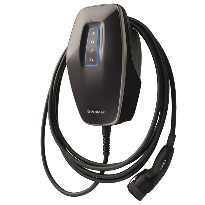 Eine schlanke schwarze Ladestation für Elektroautos mit Kabel und Stecker, vertikal montiert. Das Mennekes-Logo ist auf dem Gerät sichtbar.