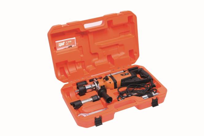 Ein orangefarbenes Bohrerset mit verschiedenen Bohrern und Zubehör ordnungsgemäß in einem harten Transportkoffer organisiert.