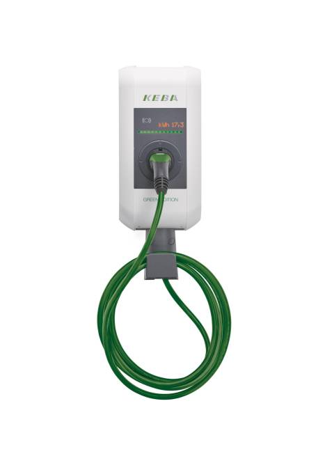 Eine Ladestation für Elektrofahrzeuge mit einem aufgewickelten grünen Kabel, das auf einem digitalen Bildschirm „kWh 17.3