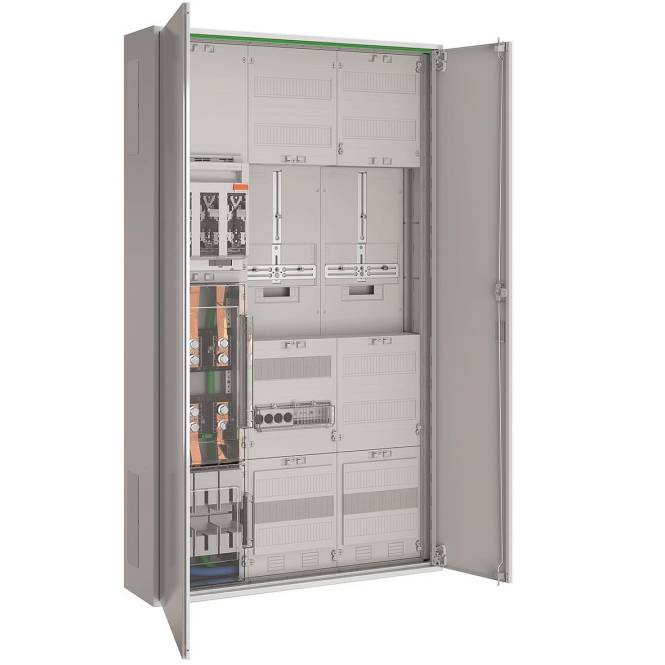 Ein offenes Industrieschaltpult mit verschiedenen Stromkreisen, Schaltern und Komponenten, das zur Verwaltung der Stromverteilung verwendet wird.