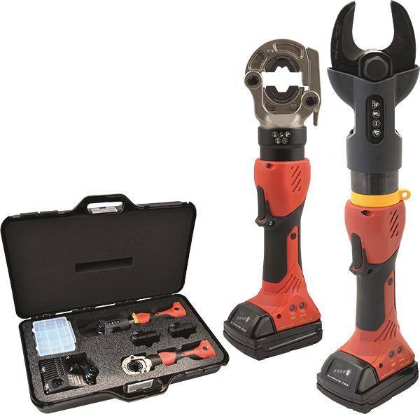 Zwei kabellose hydraulische Crimpwerkzeuge mit roten und schwarzen Griffen werden aufrecht dargestellt. Ein offener schwarzer Koffer mit Zubehör ist neben ihnen zu sehen.