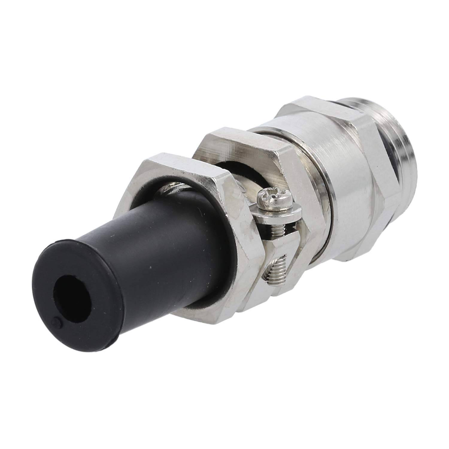 Ein metallischer Kabelverschraubung mit einer schwarzen Gummidichtung, verwendet zum Schutz und zur Sicherung von Kabeln in elektrischen Gehäusen und Verteilerkästen.