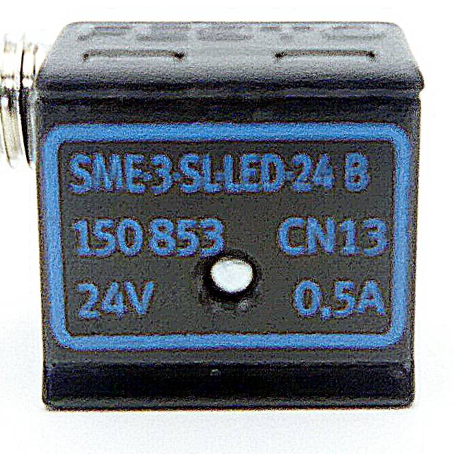 Ein kleines schwarzes elektrisches Relais mit blauer Beschriftung liest sich: 
