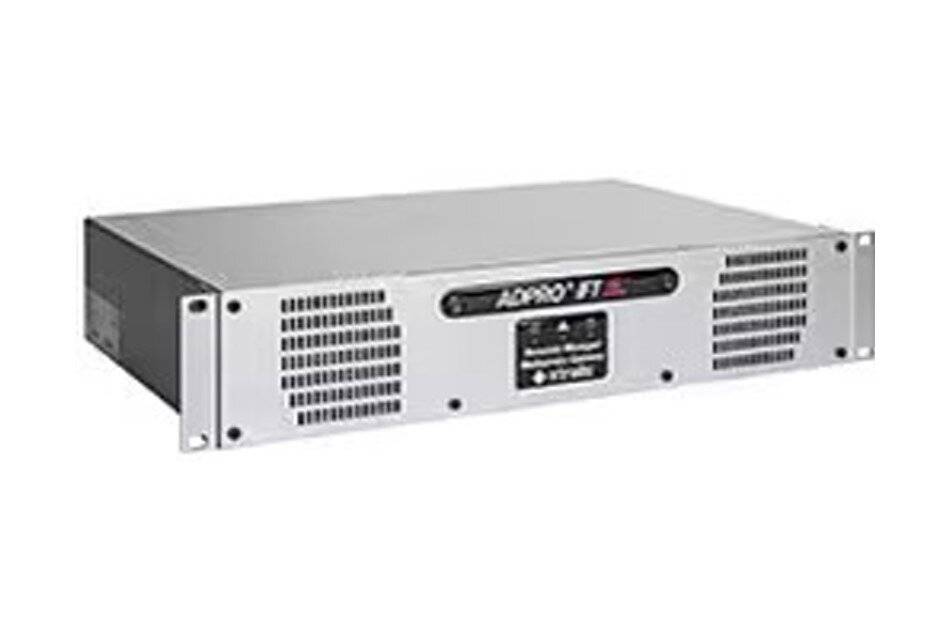 Silbernes Rack-Mount-Elektronikgerät mit vorderen Belüftungsgittern und einer zentralen Logoschrift, gezeigt auf weißem Hintergrund.