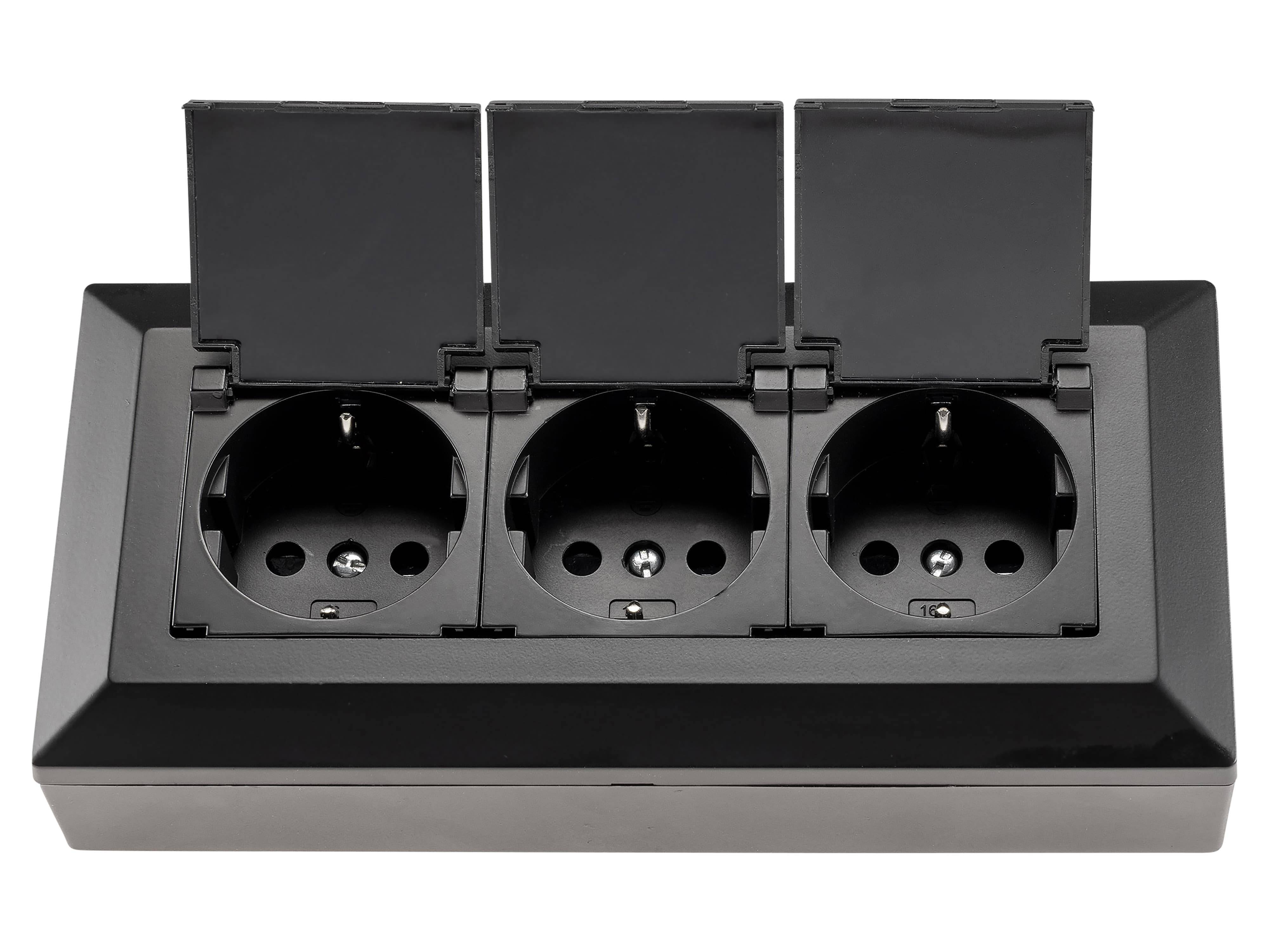 Drei schwarze Netzsteckdosen mit individuellen Klappdeckeln, seitlich nebeneinander ausgerichtet, für europäische Stecker konzipiert, in einer Metallplatte.