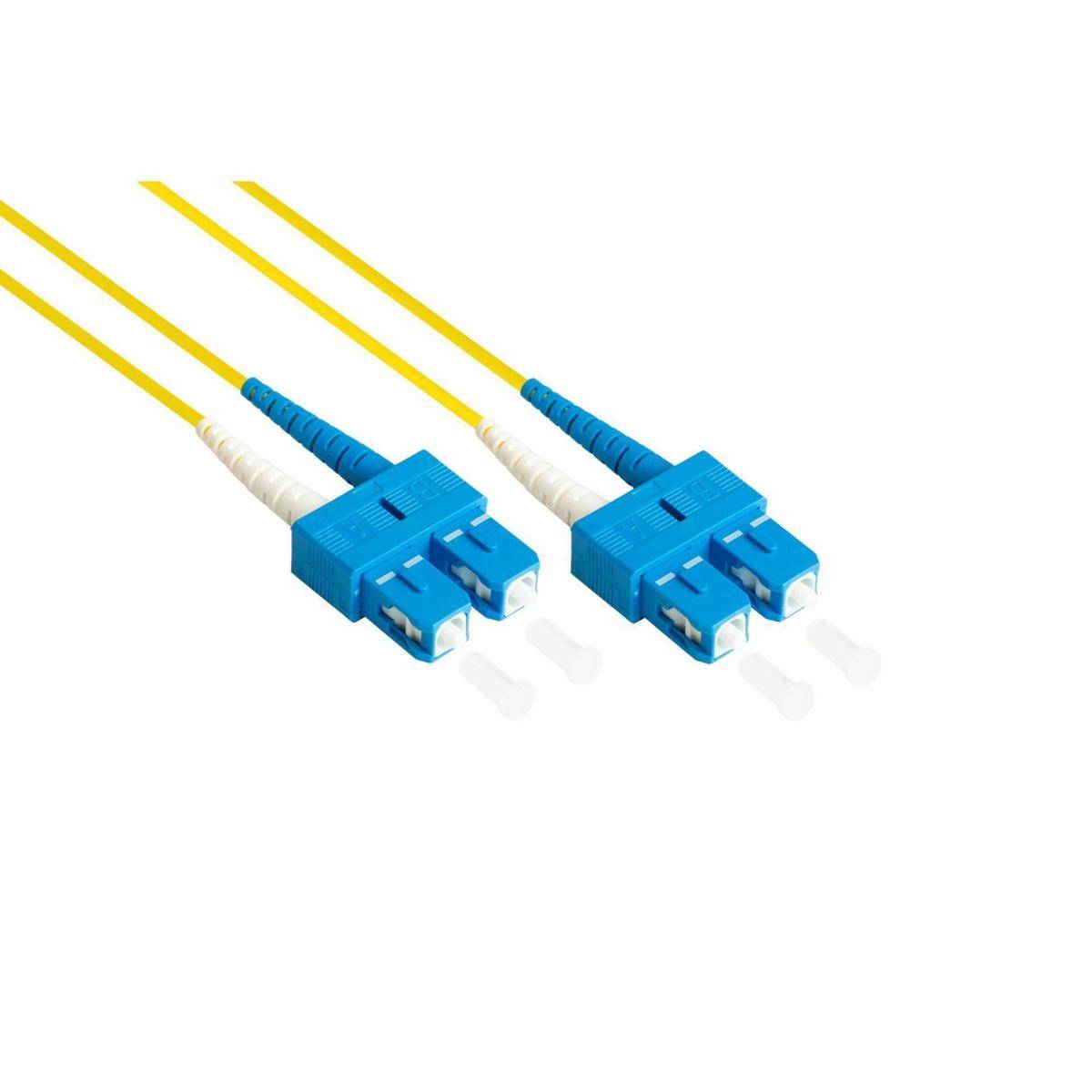 Ein gelbes Glasfaserkabel mit zwei blauen SC-Steckern, das für Netzwerk- und Telekommunikationszwecke verwendet wird.
