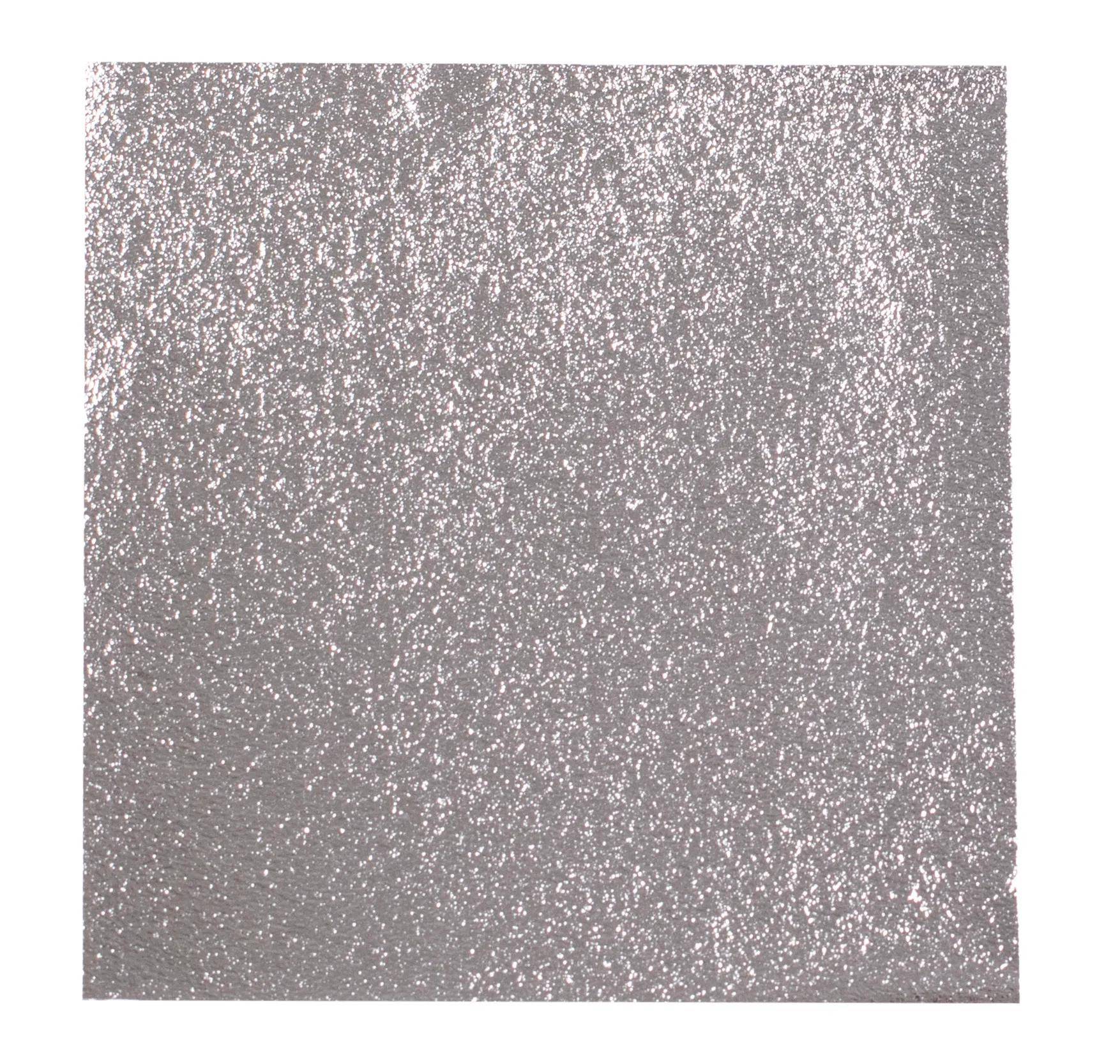Ein quadratisches Blatt, das mit silbernem Glitter bedeckt ist und einen funkelnden Textureffekt erzeugt.