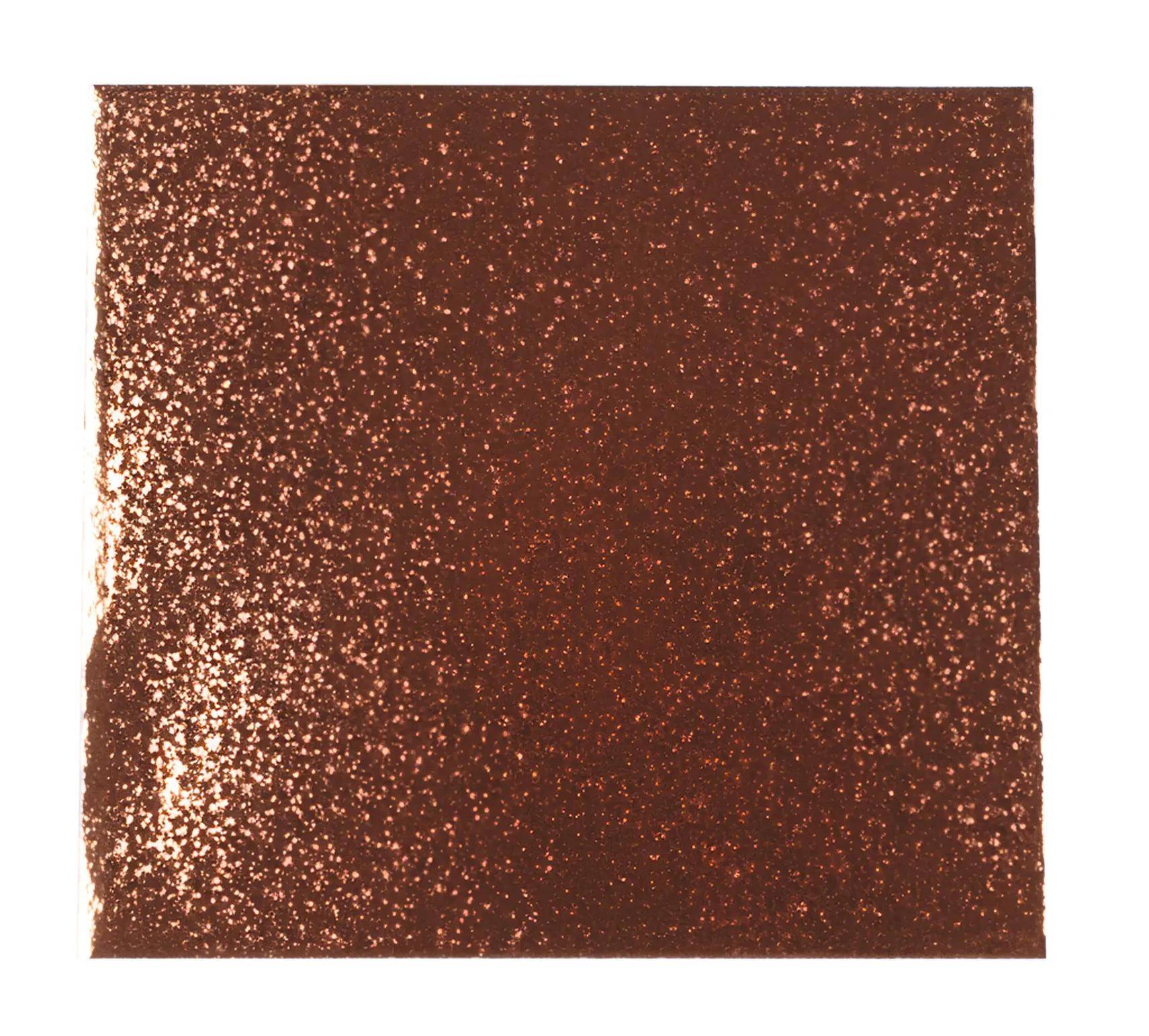 Ein quadratisches Blatt glänzender kupferfarbener Folie mit glitzernder Textur.