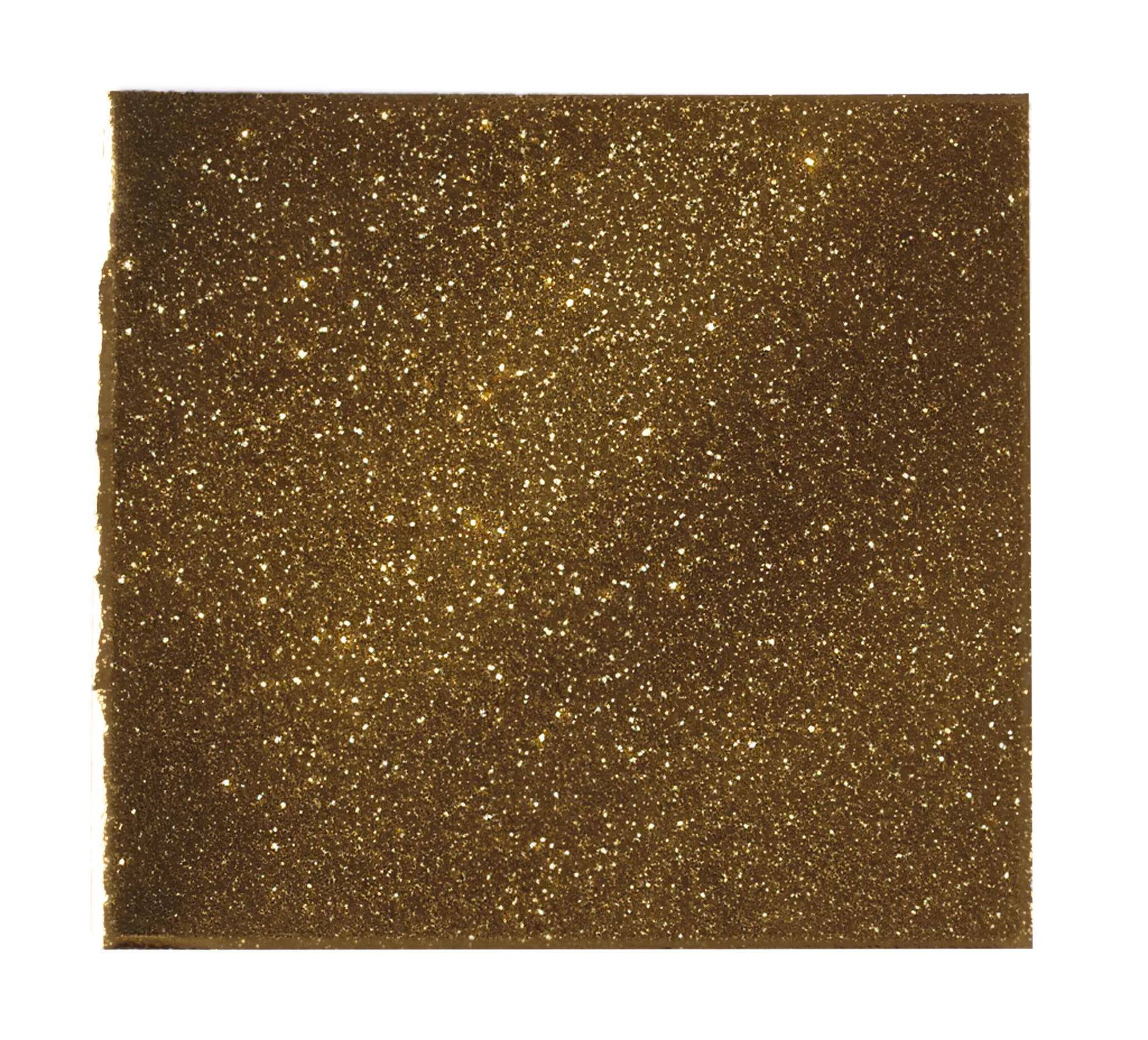 Ein quadratisches Blatt, das mit schimmerndem Goldglitter bedeckt ist und eine funkelnde und reflektierende Oberfläche erzeugt.