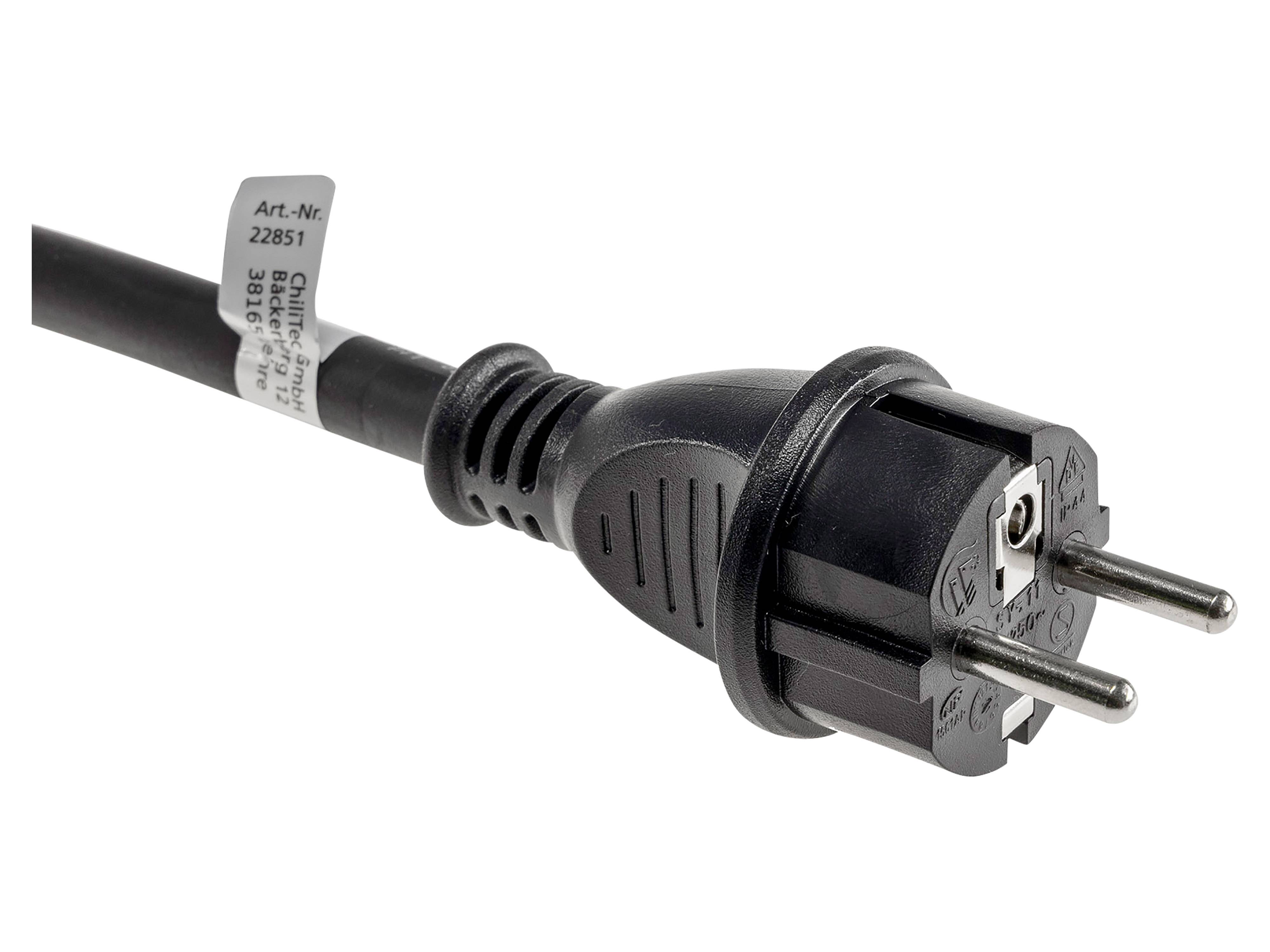 Nahaufnahme eines schwarzen europäischen Zwei-Stift-Stromsteckers, der an einem Kabel befestigt ist, isoliert auf weißem Hintergrund.