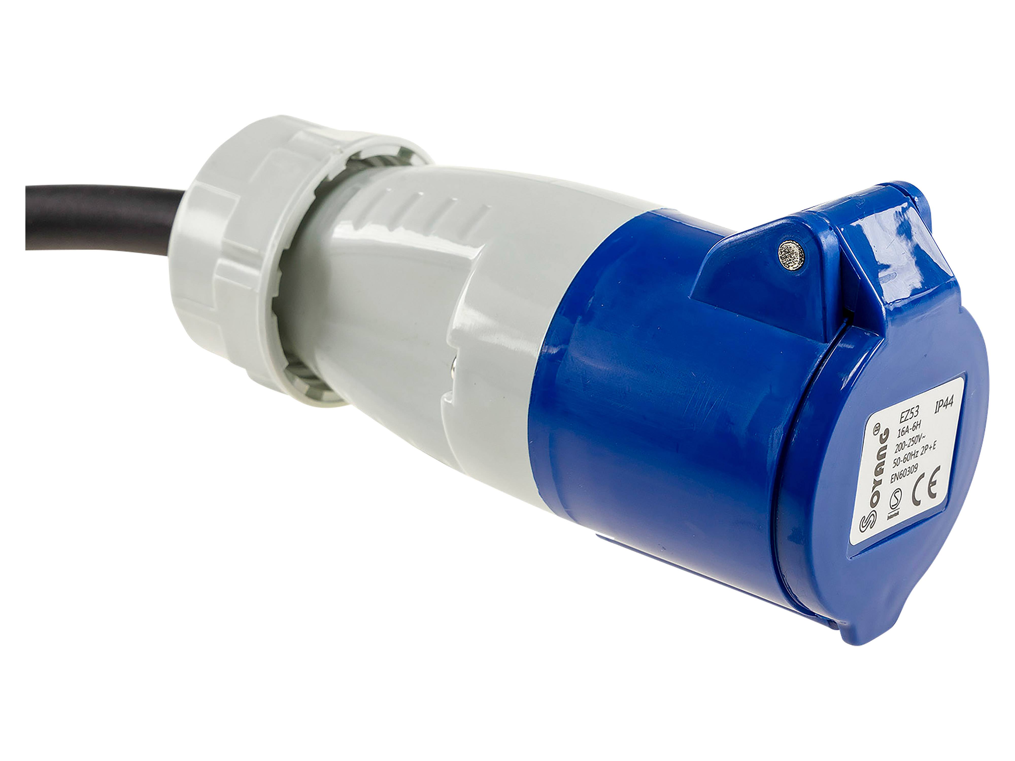 Blauer und grauer Industrie-Elektrostecker, verbunden mit einem schwarzen Kabel, auf weißem Hintergrund dargestellt.