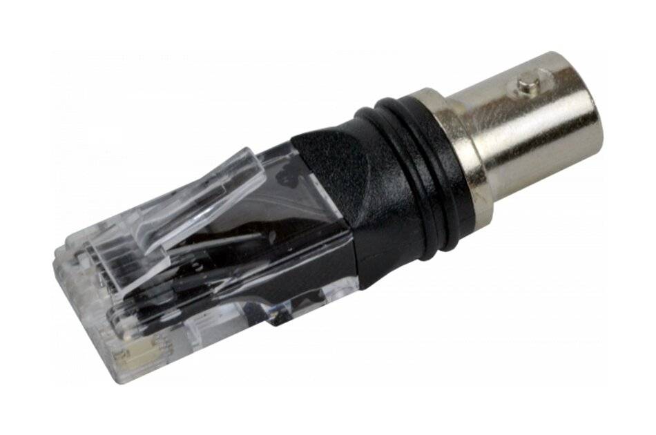 Nahaufnahme eines klaren RJ45-Ethernetkabelsteckers mit einem Metalladapter oder abgeschirmtem Ende auf weißem Hintergrund.