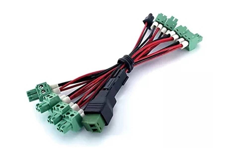 Bündel von roten und schwarzen Elektroadapterkabeln mit grünen Steckern und einem schwarzen Inline-Stecker auf weißem Hintergrund.