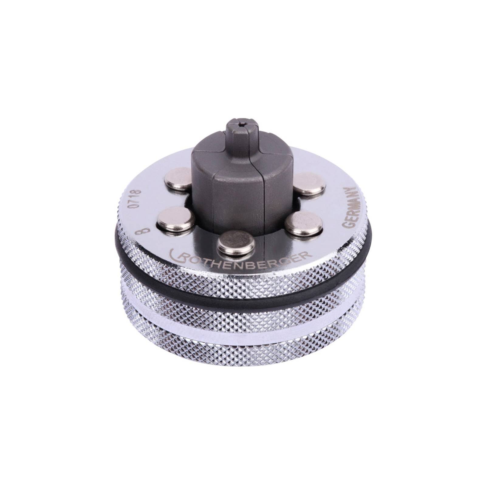 Ein silberner, runder Rohrabschneider mit einem zentralen Schneidmechanismus und gezackten Kanten. Das Werkzeug ist mit der Marke 'Rothenberger' beschriftet.