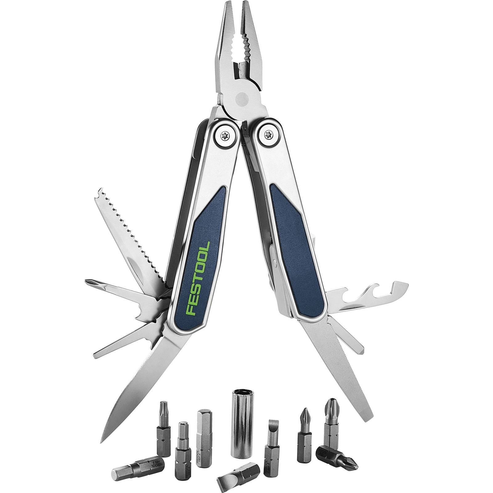 Ein silbernes Multitool in geöffneter Position mit Zangen, Säge, Messer und anderen ausgefahrenen Werkzeugen. Verschiedene auswechselbare Bits sind darunter ausgelegt.