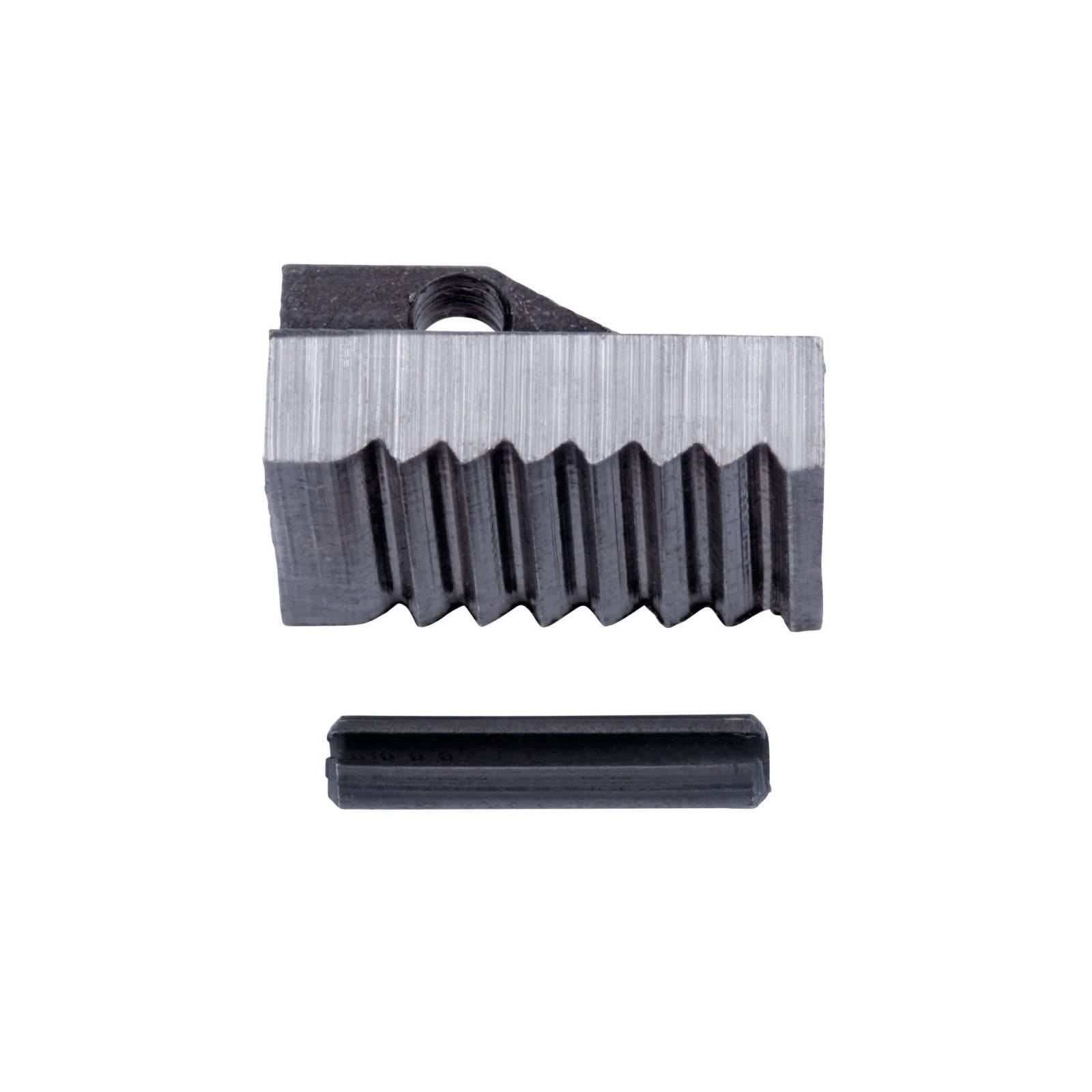 Geripptes, rechteckiges mechanisches Bauteil mit einem separaten zylindrischen Stück darunter. Wahrscheinlich Teil eines Werkzeugs oder einer Maschine.