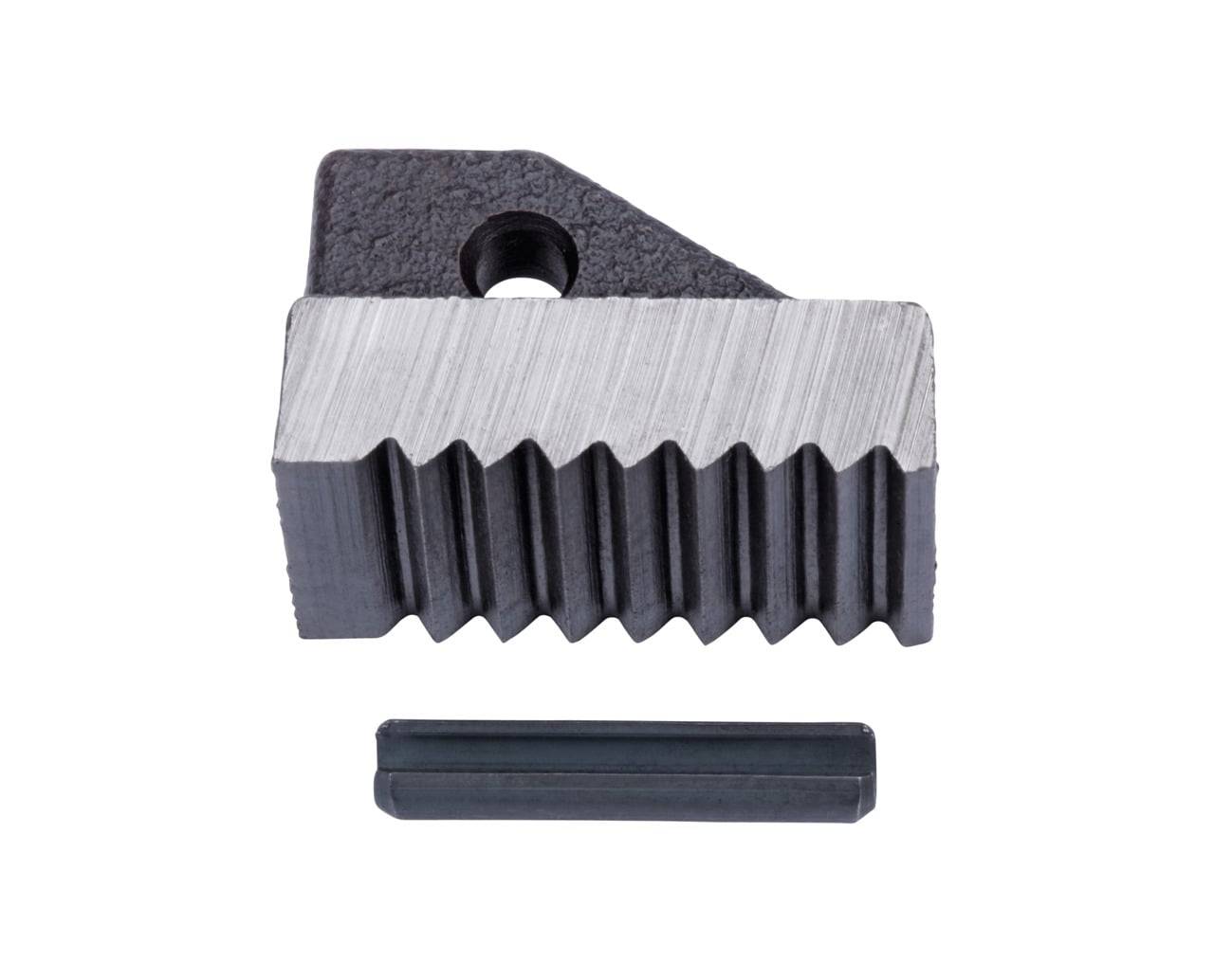 Eine Zahnstange und ein Ritzel werden gezeigt. Die Zahnstange hat eine verzahnte Oberfläche, und das Ritzel ist eine separate zylindrische Komponente.