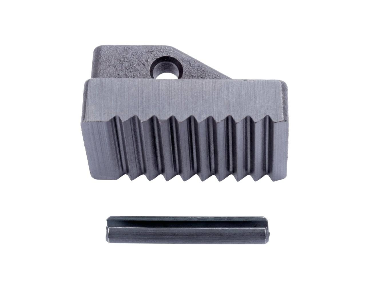 Ein quadratischer, gezackter Metallblock mit einem Bolzenloch oben, positioniert über einem rechteckigen Metallstreifen, auf weißem Hintergrund.