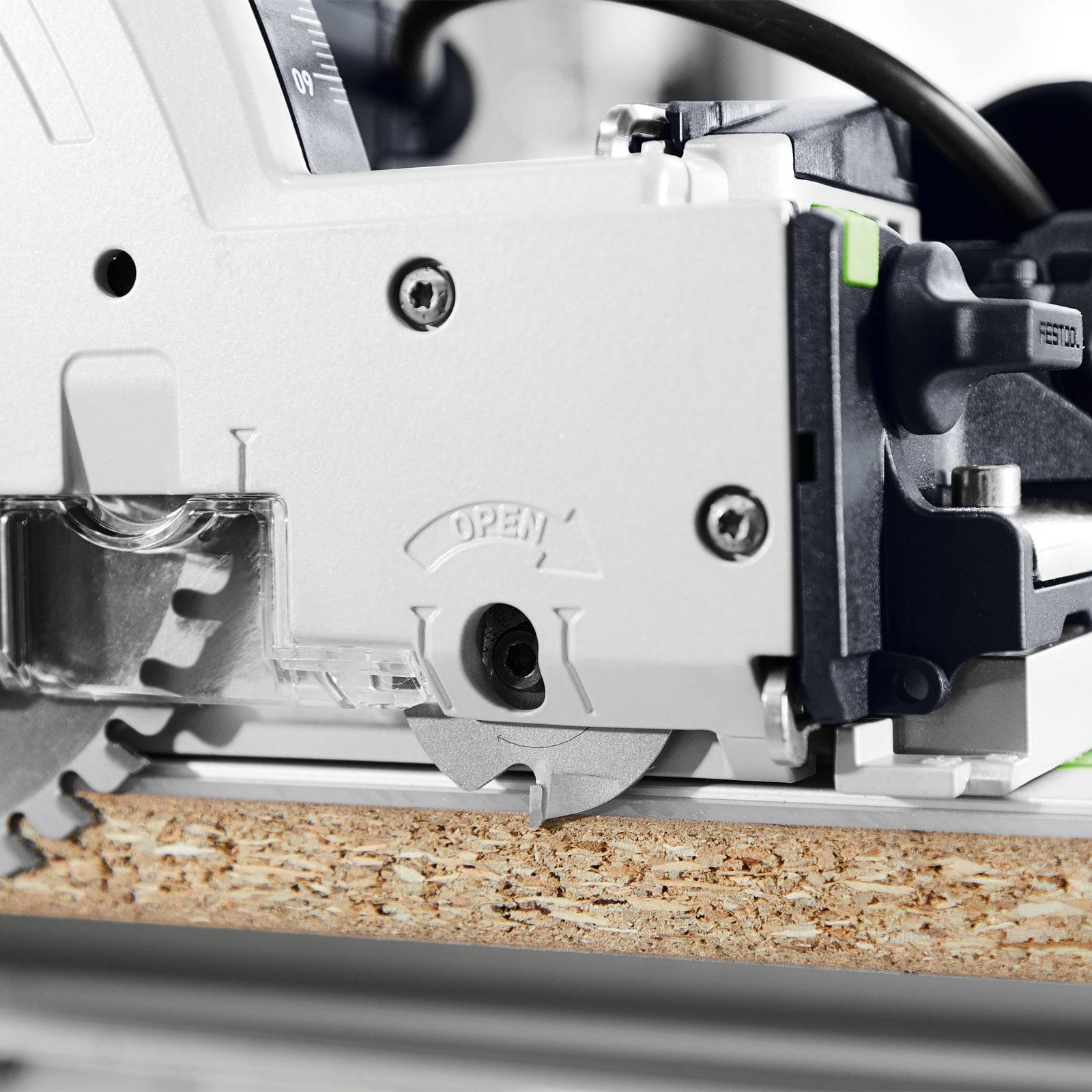 Eine Nahaufnahme einer kreisförmigen Sägeblatt, das durch Holz schneidet. Die Säge befindet sich mitten in der Bewegung, mit sichtbarem Sägemehl, was präzise Holzbearbeitung demonstriert.