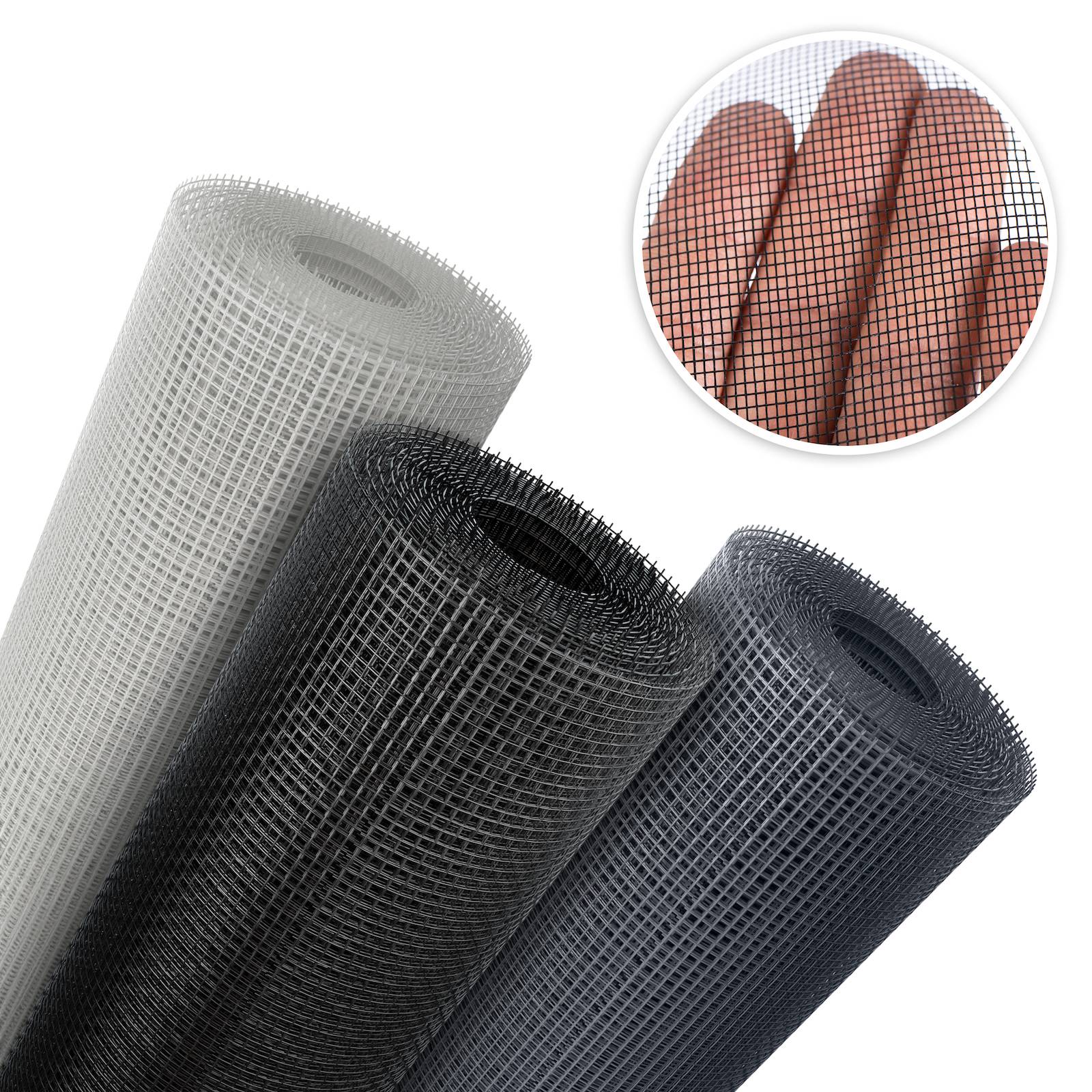 Drei Rollen Gitter in Weiß und Schwarz mit einer Nahaufnahme, die die Textur und eine Hand zur Größenangabe zeigt, um die Materialdetails zu illustrieren.