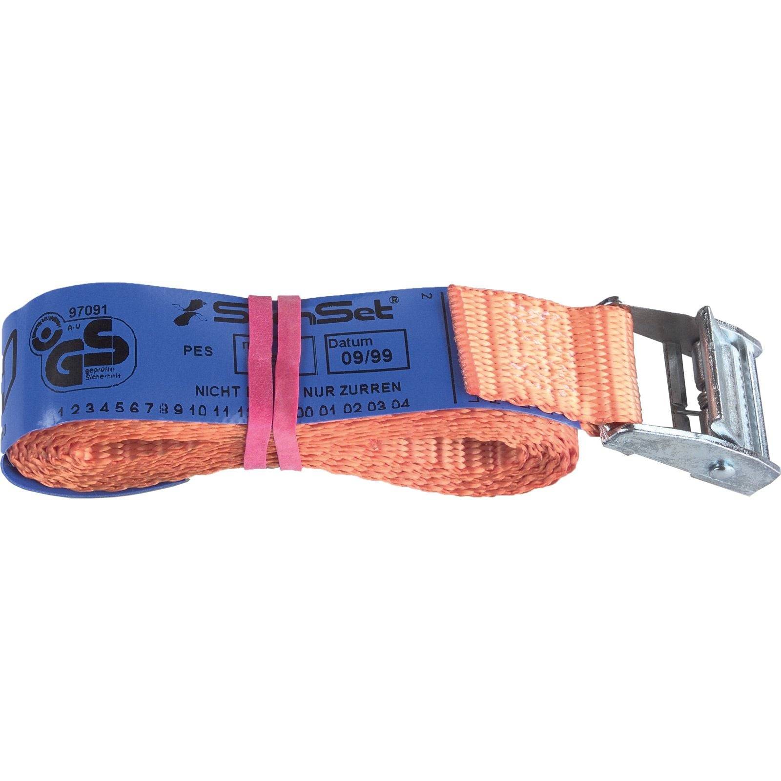 Ein orangefarbener Zurrgurt mit einem blauen Etikett, das Spezifikationen zeigt und zum Sichern von Ladungen verwendet wird, mit einer Metallschnalle zum Befestigen.
