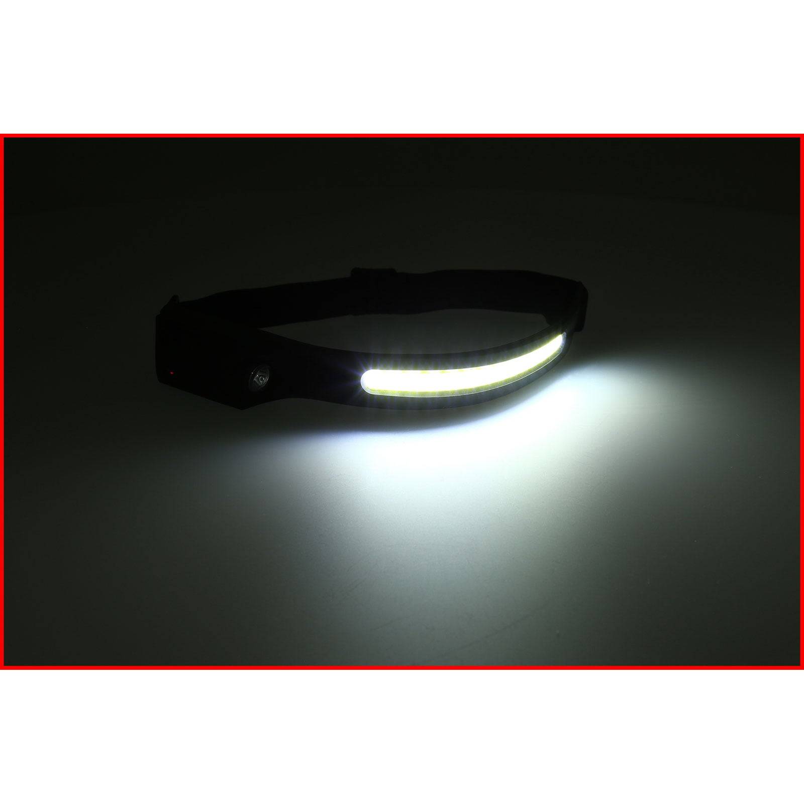 Eine schwarze Scheinwerfereinheit mit einem hellen LED-Streifen, der vor einem dunklen Hintergrund leuchtet.