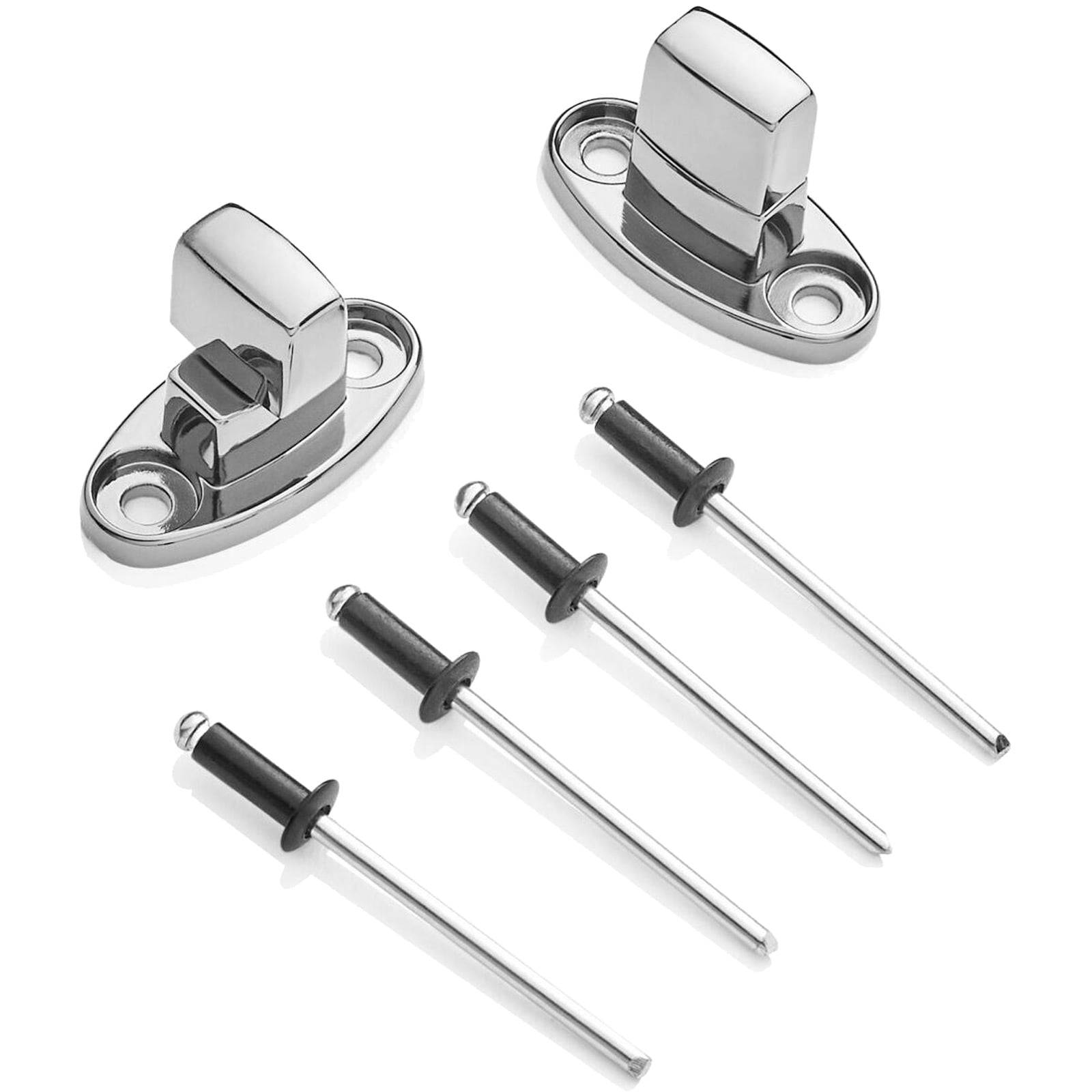 Chrom-Bootshaken befestigen sich neben vier Nieten auf einem weißen Hintergrund.