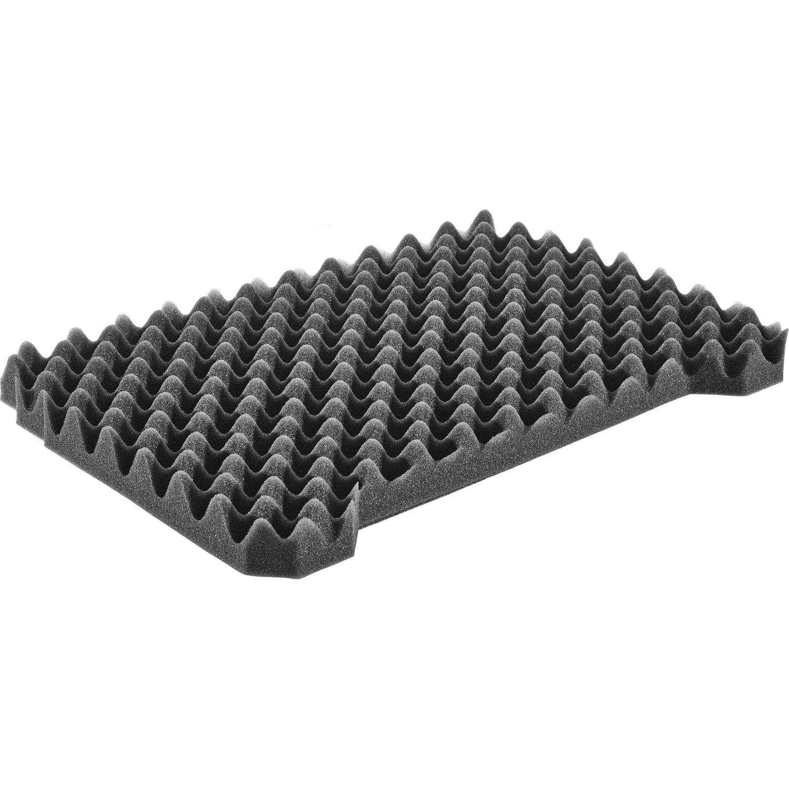Ein Stück schwarzem Akustikschaum mit einer gewellten, eierkartonartigen Struktur, das zur Schallabsorption in Tonstudios oder Räumen zur Lärmkontrolle verwendet wird.