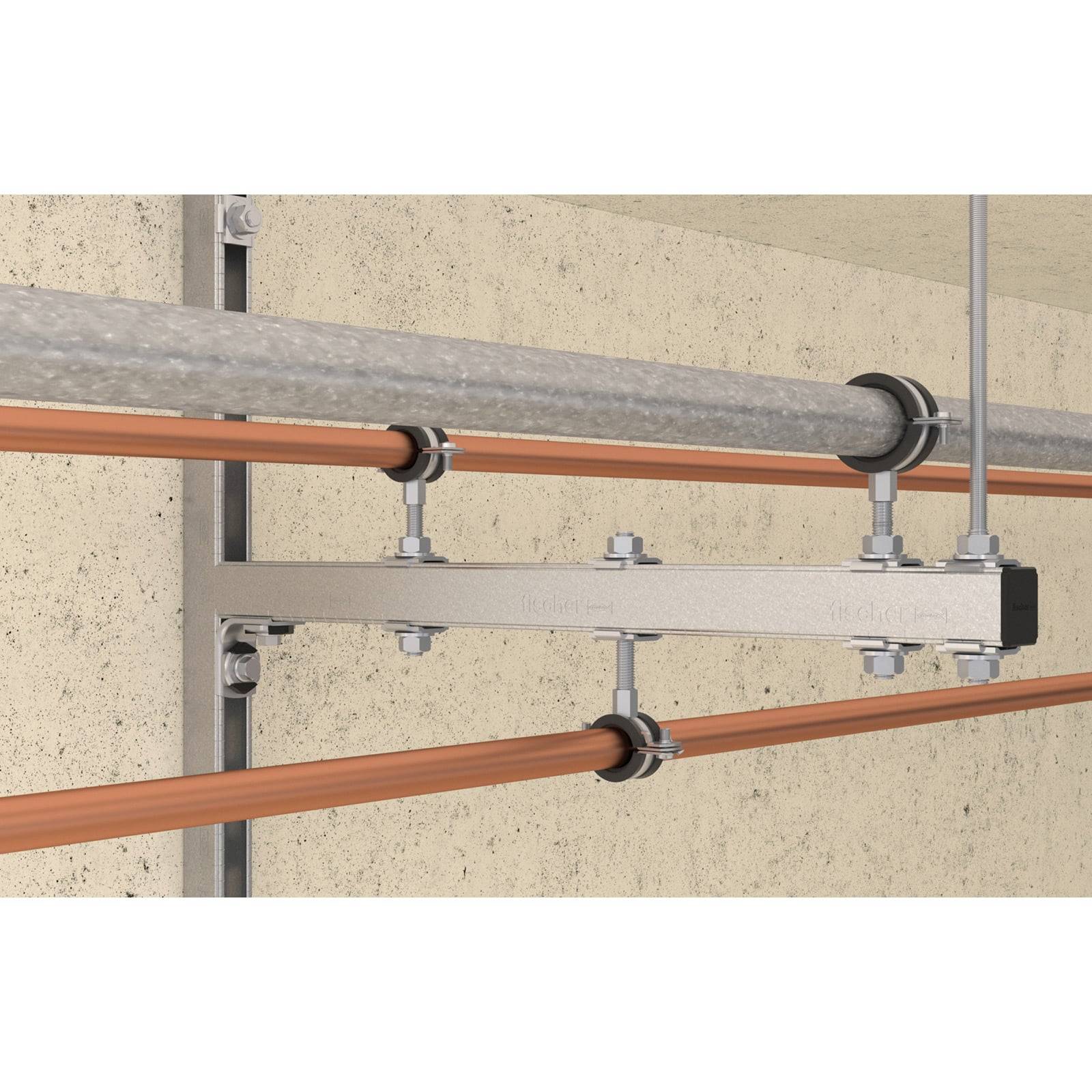 Eine Befestigungshalterung hält drei parallele Rohre sicher an einer beigen Wand. Die Halterung ist mit Metallklemmen und Schrauben befestigt.